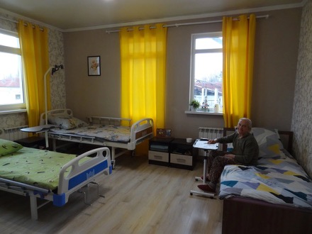 Жилец в четырёхместной комнате пансионата — домашняя обстановка и индивидуальный уход