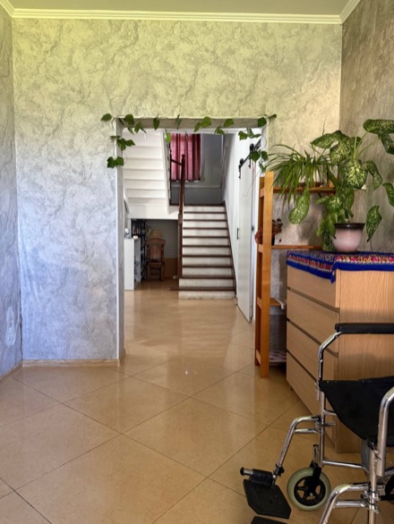 Холл пансионата Радонежское — просторное пространство с живыми растениями и удобной лестницей