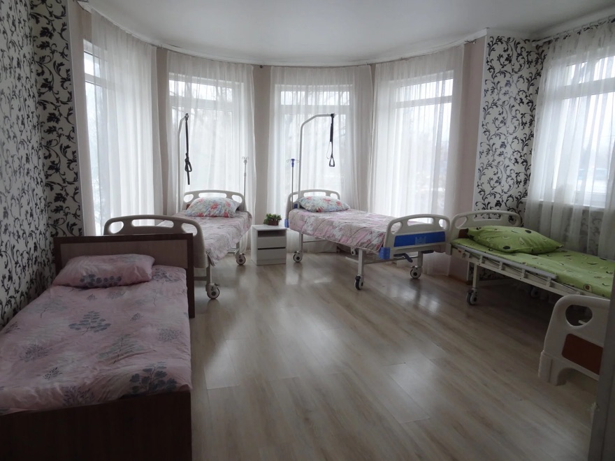 Многоместная комната пансионата Радонежское — просторно, светло, с панорамными окнами